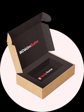 Leapbox aberta com interior preto, ao fundo um círculo rosa