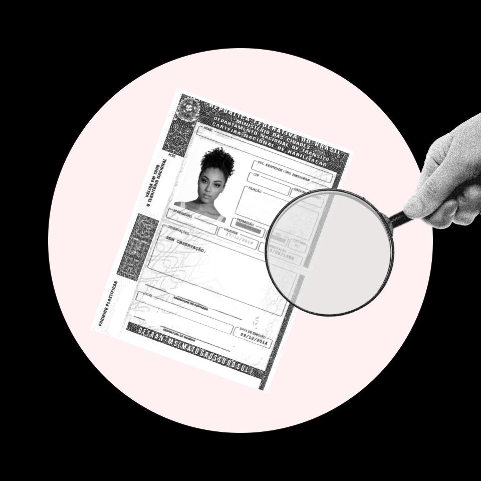 mão segurando uma lupa sobre um documento de identificação, ao fundo um circulo rosa claro